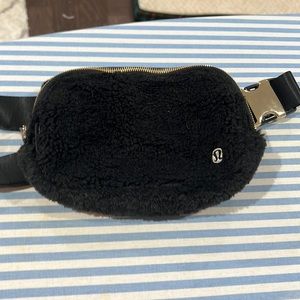 Lululemon Sherpa black and gold everywhere belt bag tags on